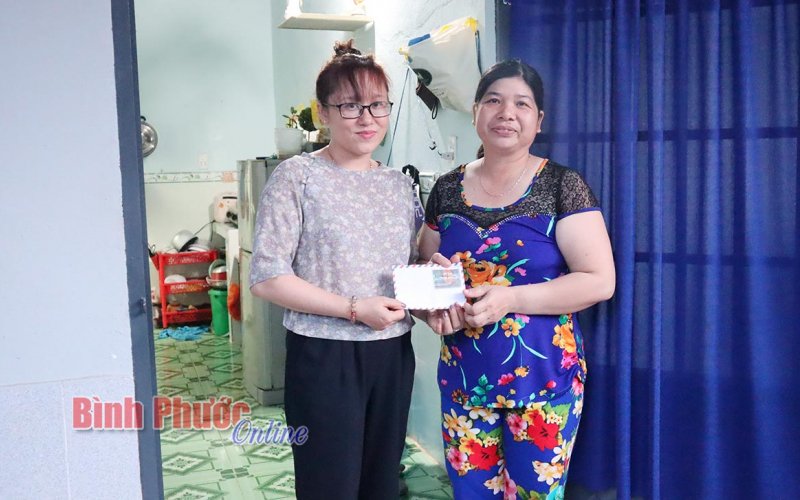 Đồng Xoài tặng 20 phần quà tết cho nữ công nhân khó khăn ở lại nhà trọ