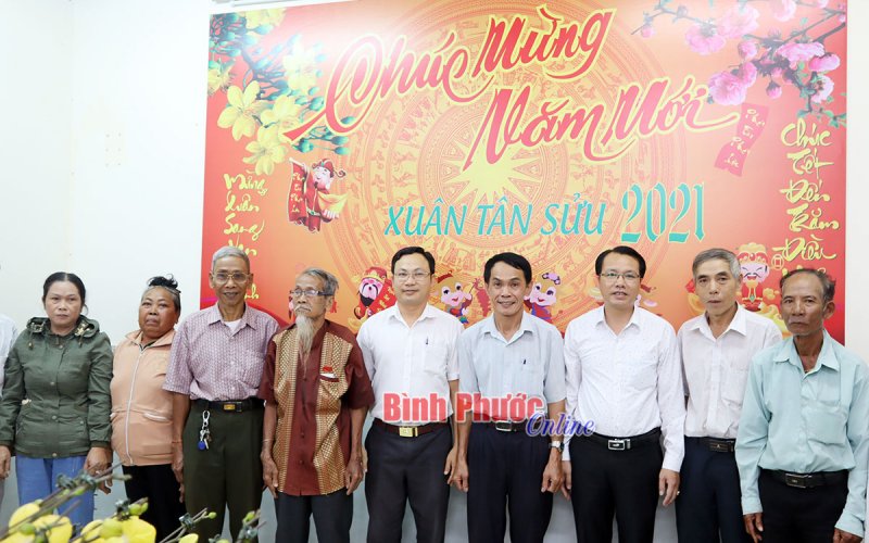 Đồng Xoài tặng quà, chúc tết các vị già làng, người có uy tín trong đồng bào DTTS