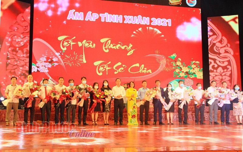 Gần 1,4 tỷ đồng ủng hộ đ&ecirc;m nhạc &ldquo;Ấm &aacute;p t&igrave;nh xu&acirc;n 2021&rdquo;