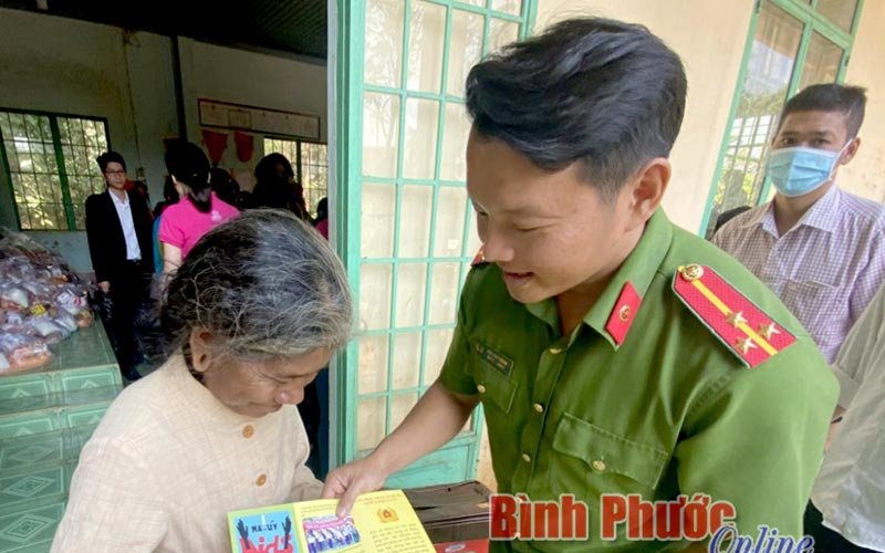 Hội Phụ nữ và Đoàn thanh niên khối Cảnh sát tổ chức chương trình “Xuân yêu thương” tại xã Phú Văn, huyện Bù Gia Mập