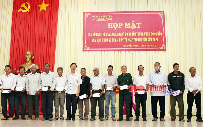 Hớn Quản họp mặt cán bộ, hưu trí, già làng, người có uy tín dịp Tết Nguyên đán Tân Sửu 2021