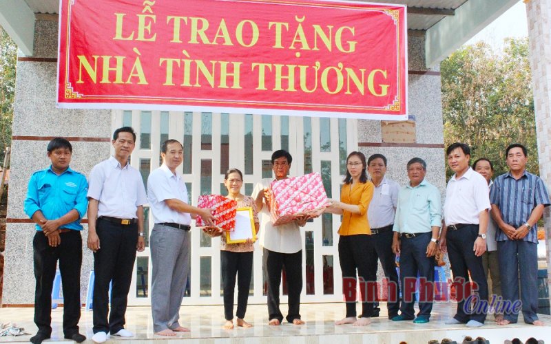 Hớn Quản: Trao tặng 2 căn nhà tình thương