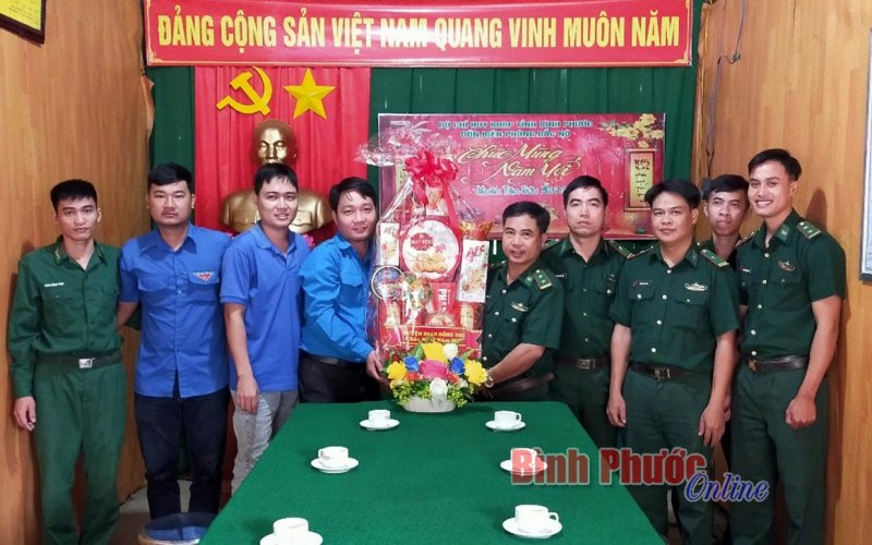 Huyện đoàn Đồng Phú thăm tặng quà Đồn biên phòng Đắc Nô