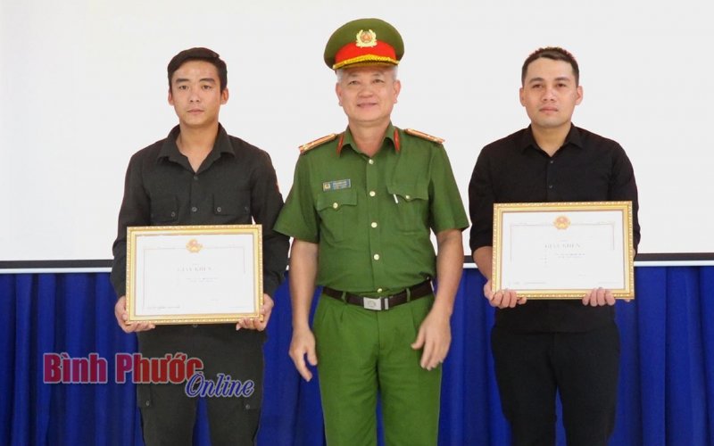 Khen thưởng đột xuất 2 công dân vây bắt đối tượng truy nã
