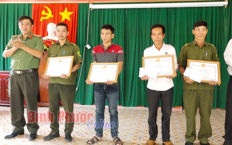 Khen thưởng đột xuất 4 công dân vây bắt đối tượng trộm cắp xe mô tô