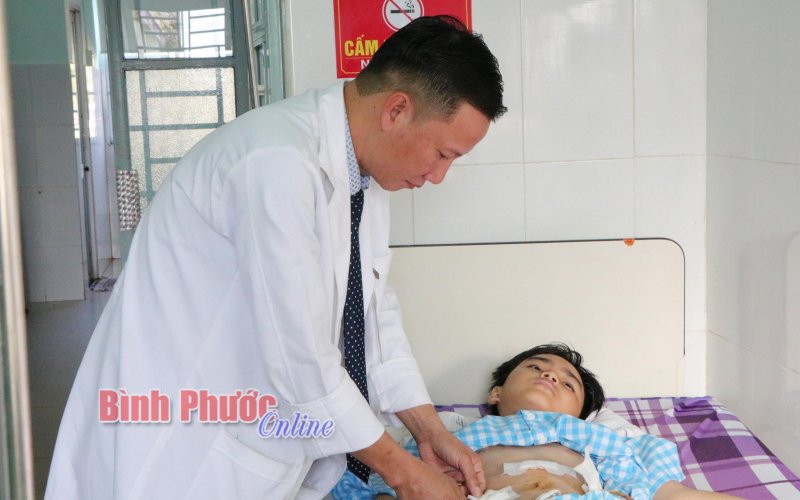 Kịp thời cứu sống một bé trai bị vỡ lách do bóng đập mạnh vào vùng bụng