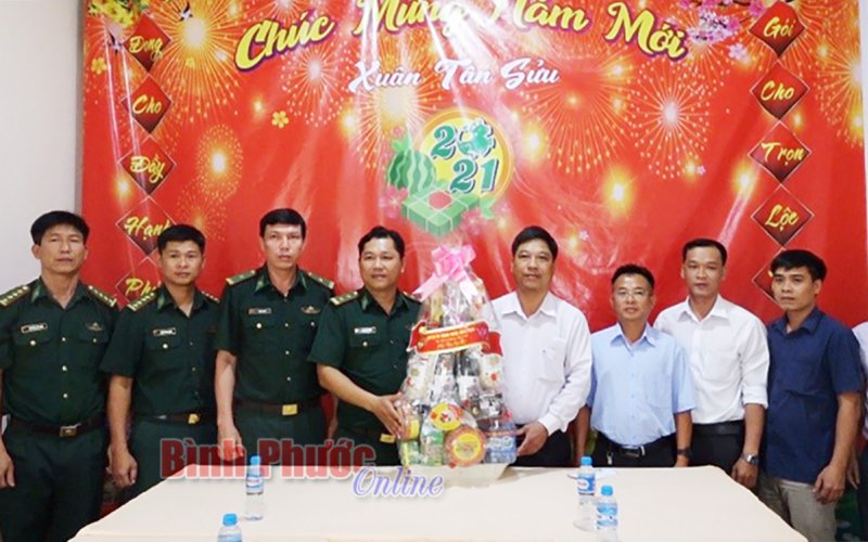 Lãnh đạo huyện Chơn Thành thăm, chúc tết Đồn biên phòng Lộc Thiện