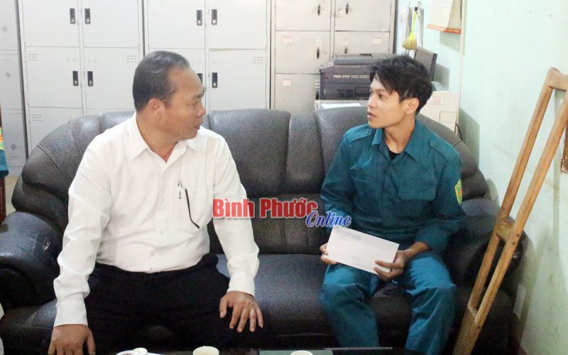 Lãnh đạo huyện Phú Riềng thăm động viên dân quân thường trực bị thương khi làm nhiệm vụ