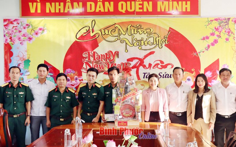 Lãnh đạo thành phố Đồng Xoài thăm, chúc tết, tặng quà tiểu đoàn 208 và Đồn biên phòng Lộc An