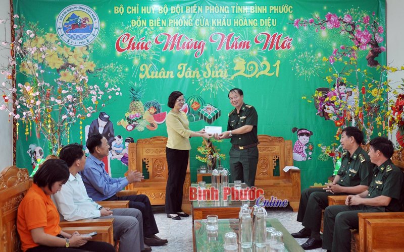 Lãnh đạo tỉnh thăm, tặng quà cán bộ, chiến sĩ Đồn Biên phòng cửa khẩu Hoàng Diệu