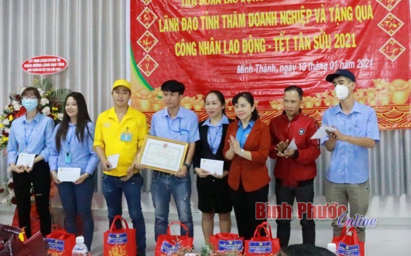 LĐLĐ tỉnh tặng quà cho ban chấp hành công đoàn và công nhân lao động nghèo 