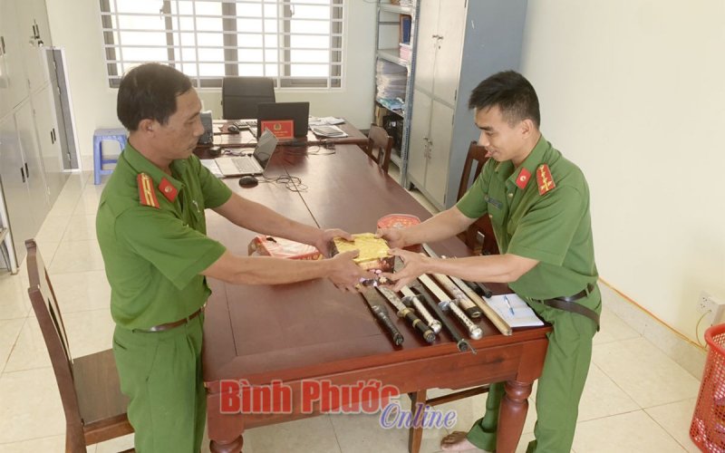 Người dân xã Long Hà tự nguyện giao nộp nhiều vũ khí, vật liệu nổ