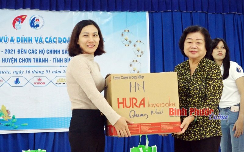 Nguyên Phó chủ tịch nước Trương Mỹ Hoa trao 100 phần quà tết cho đồng bào, người nghèo xã Quang Minh 