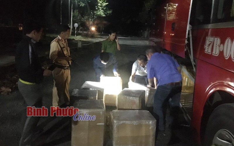 Phát hiện gần 1 tấn thịt trâu và thực phẩm đã qua chế biến không rõ nguồn gốc trên xe khách