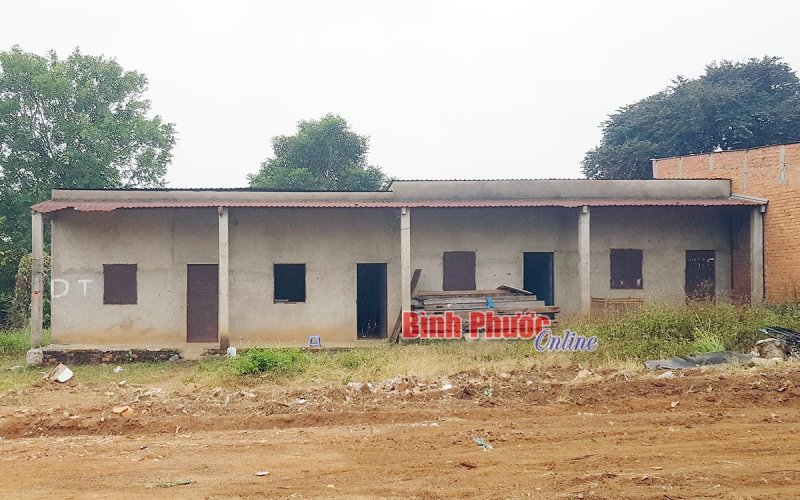 Phát hiện thi thể người đàn ông đang phân hủy trong dãy nhà trọ bỏ hoang