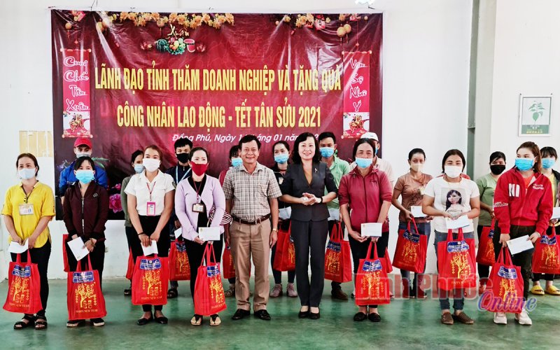 Phó bí thư Thường trực Tỉnh ủy tặng quà tết doanh nghiệp và công nhân lao động nghèo