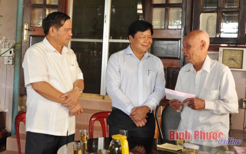 Phó chủ tịch UBND tỉnh Trần Văn Mi thăm, chúc tết gia đình người có công