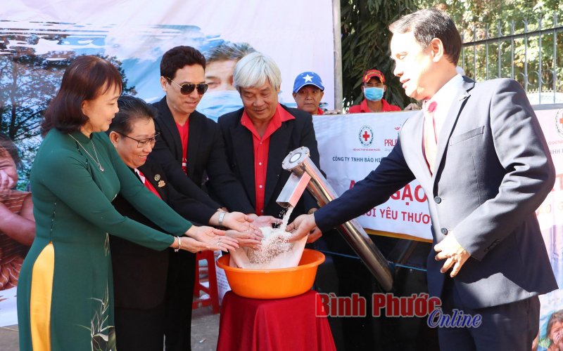 Prudential khai trương ATM gạo: Trao gửi yêu thương cùng người dân Bình Phước đón tết đầm ấm