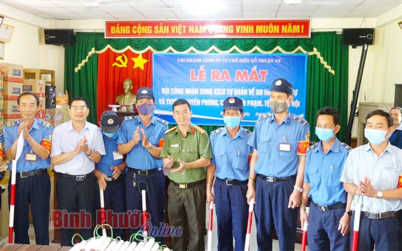 Ra mắt Đội công nhân xung kích tự quản về an ninh trật tự chi nhánh Công ty cổ phần Chế biến gỗ Thuận An