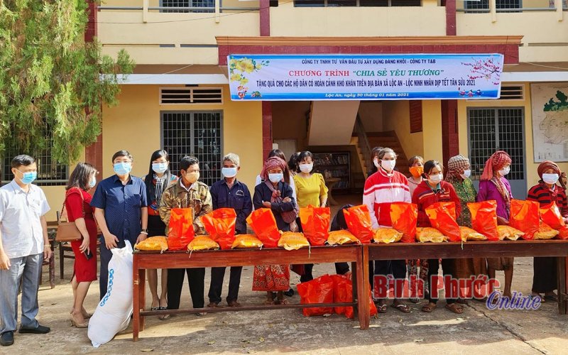 Sở Ngoại vụ trao quà tết cho các hộ có hoàn cảnh khó khăn