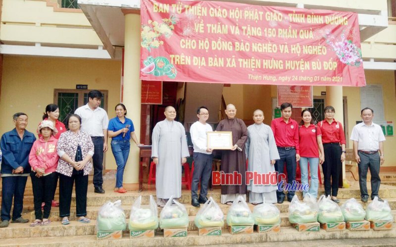 Tặng 200 phần quà cho hộ nghèo vui xuân đón tết