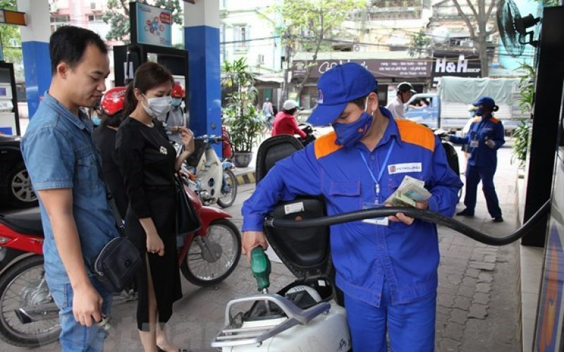 Tăng 5 lần liên tiếp, giá xăng RON95-III lên 17.270 đồng mỗi lít