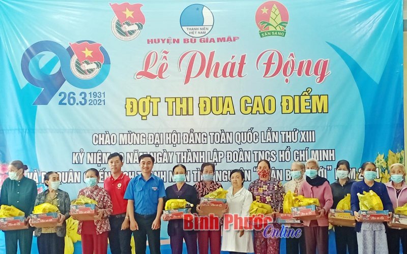 Tặng quà cho hơn 300 người dân có hoàn cảnh đặc biệt khó khăn
