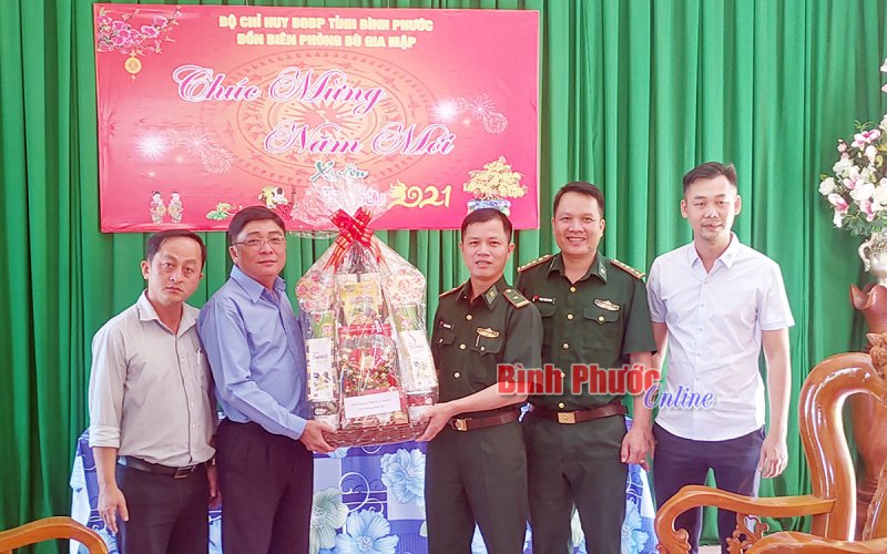Thăm, tặng quà các đồn biên phòng Bù Gia Mập