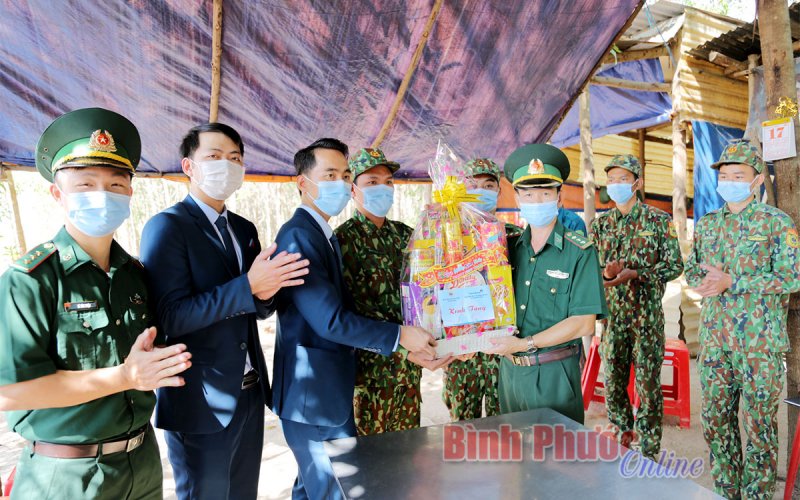 Thăm, tặng quà Mẹ Việt Nam anh hùng và chốt biên phòng