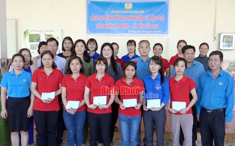 Thăm, tặng quà tết cho công nhân lao động có hoàn cảnh khó khăn