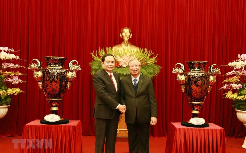 Tiếp nhận Cúp Lạc Hồng tặng Đại hội lần thứ XIII của Đảng