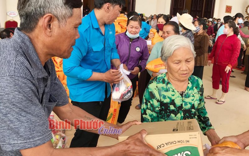 Trao 585 phần qu&agrave; Tết cho người ngh&egrave;o, đối tượng bảo trợ x&atilde; hội, nạn nh&acirc;n chất độc m&agrave;u da cam