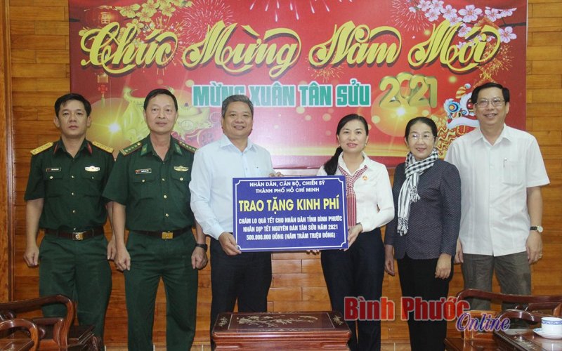 Trao 700 triệu đồng giúp đồng bào, chiến sĩ huyện Bù Gia Mập vui xuân, đón tết 