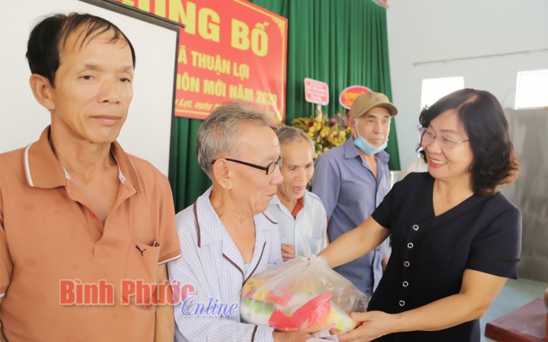 Trao quà cho người nghèo đón Tết cổ truyền Tân Sửu 2021