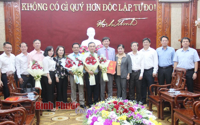 Trao quyết định nghỉ hưu và bổ nhiệm cho một số cán bộ