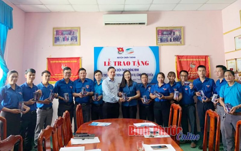 Trao tặng 36 điện thoại di động thông minh cho đội thanh niên tình nguyện huyện Chơn Thành