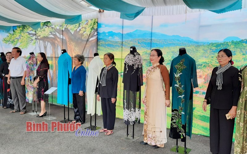 Triển lãm “Áo dài phụ nữ Việt Nam đi qua khói lửa chiến tranh”