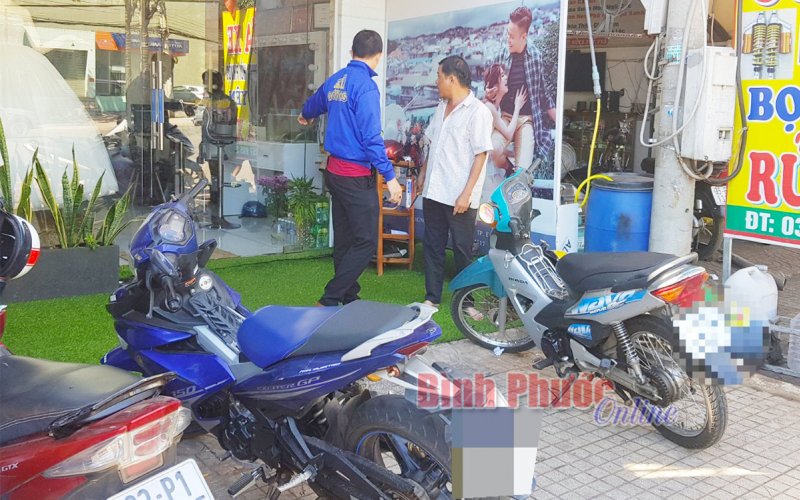 Truy tìm đối tượng “đá nóng” xe mô tô trước tiệm áo cưới