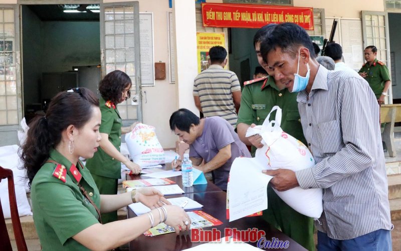 Tuyên truyền pháp luật và tặng quà cho các gia đình chính sách tại xã Phước Minh