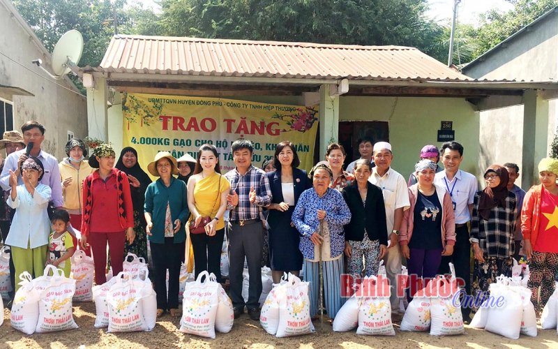 Ủy ban MTTQ Việt Nam huyện Đồng Phú chăm lo tết cho người nghèo