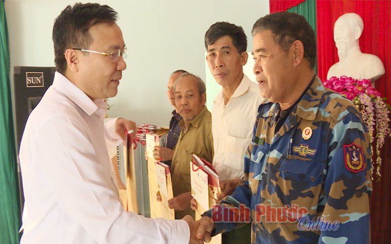 Văn phòng 2 Ủy ban Dân tộc Trung ương tại TP. Hồ Chí Minh thăm, tặng quà tại Bình Phước