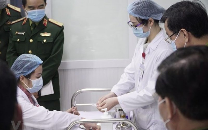 Việt Nam bắt đầu tiêm mũi 2 vắcxin COVID-19 liều 25mcg cho 3 người