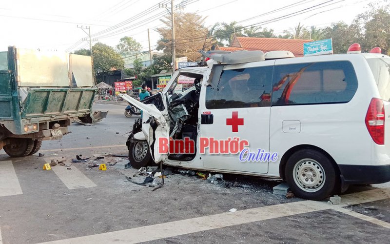 Xe cấp cứu nát đầu sau cú húc vào đuôi xe tải, tài xế kẹt cứng trong cabin