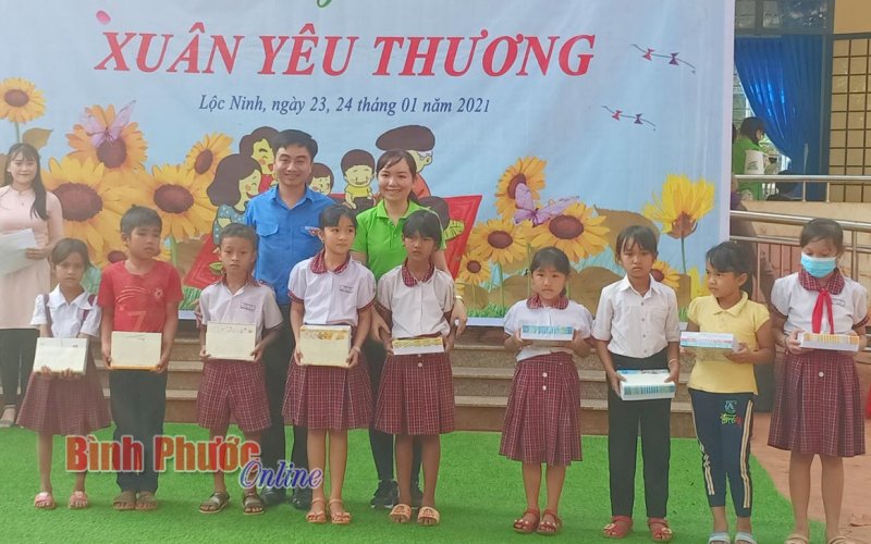 Xuân yêu thương đến với học sinh khó khăn