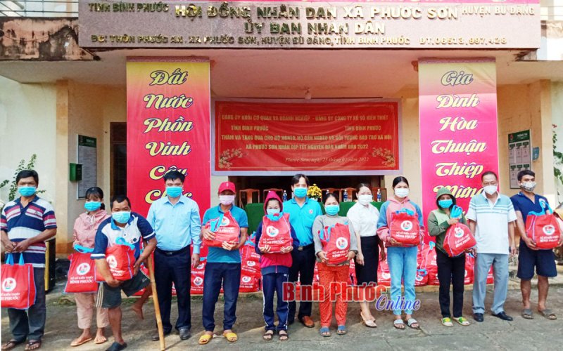 100 hộ khó khăn nhận quà tết của Xổ số kiến thiết Bình Phước