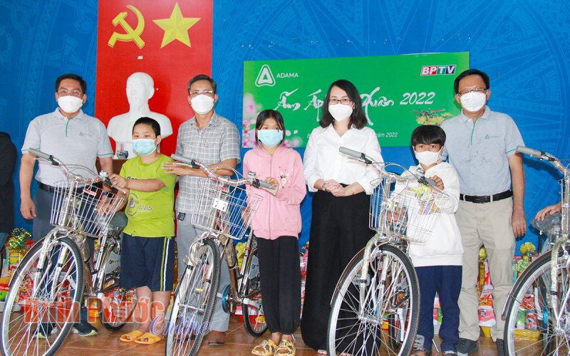 100 phần quà “Ấm áp tình xuân” đến với người dân xã Tân Phước