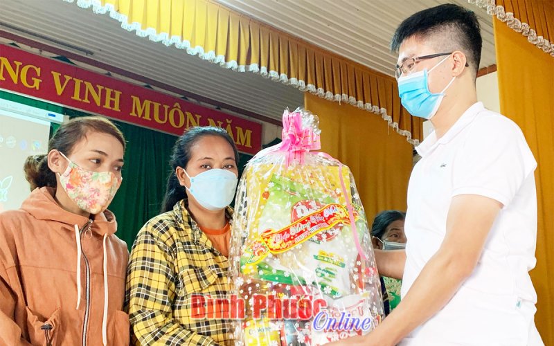 180 phần quà tết đến với người dân khó khăn