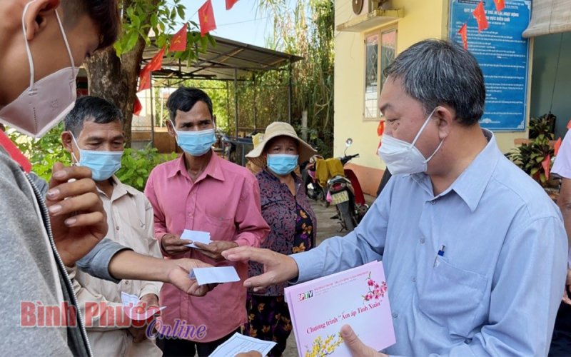 200 phần quà “Ấm áp tình xuân 2022” đến các xã biên giới 