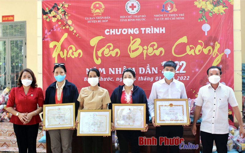 200 phần quà xuân đến với người dân Bù Đốp