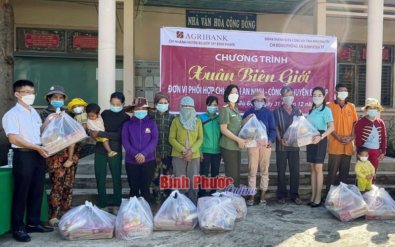 50 phần quà tặng hộ khó khăn, nạn nhân chất độc da cam